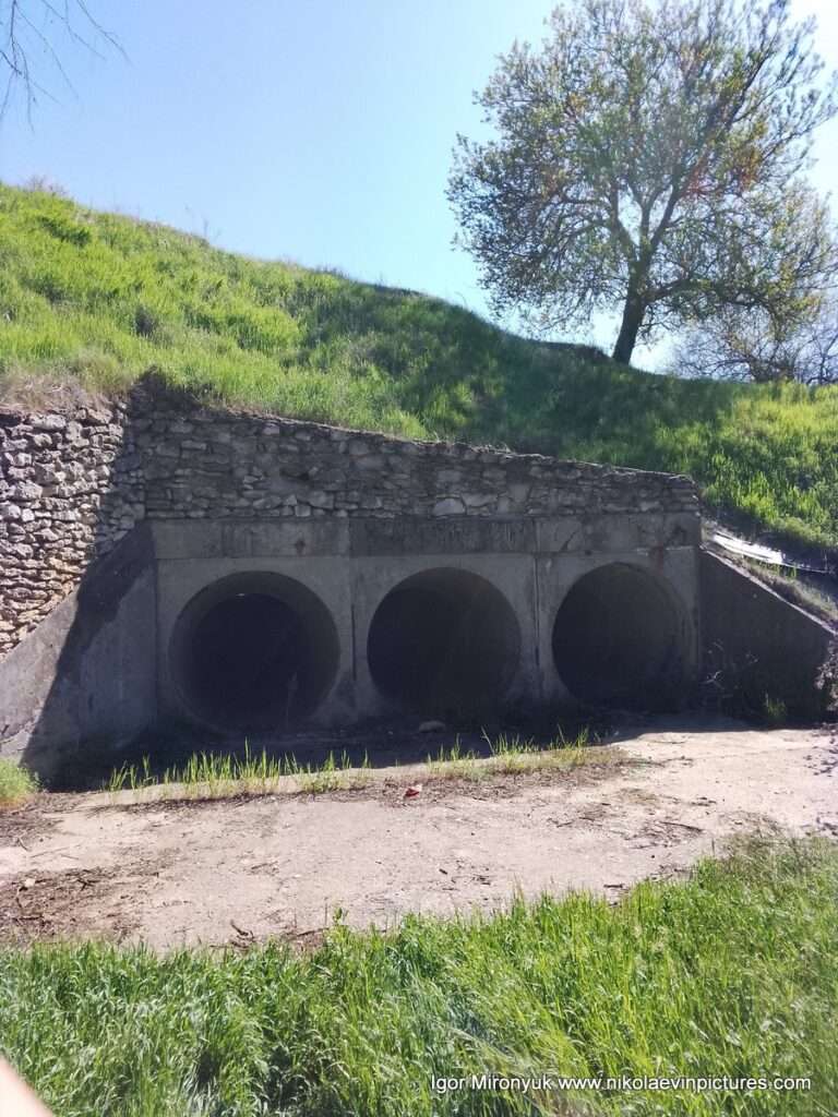 Подземный переход под Матвеевской дорогой в виде труб.