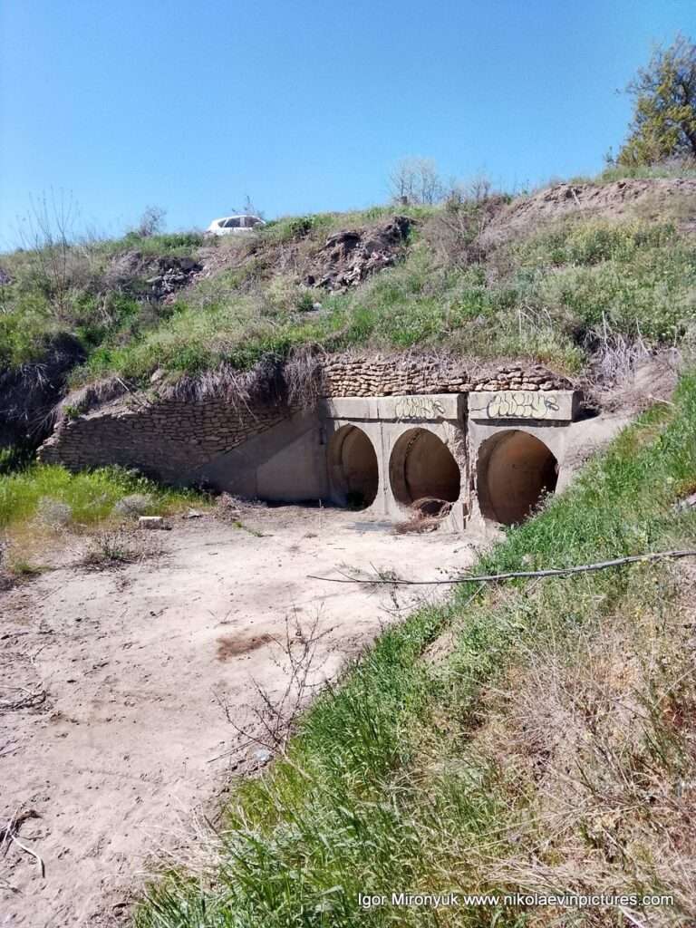 Подземный переход под Матвеевской дорогой в виде труб.