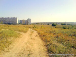 Этот пустырь находится за микрорайоном Северный в Николаеве. Название этого пустыря - Порожнеча.