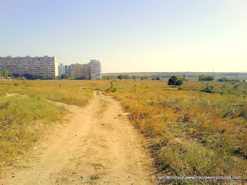 Этот пустырь находится за микрорайоном Северный в Николаеве. Название этого пустыря - Порожнеча. Для фотосессий, прогулок, езды на велосипедах или пикника - идеальное место.