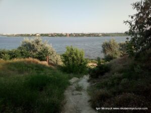 Спуск на берег Порожнечи в Николаеве. Также на фото показан потрясающий вид на реку Ингул и Ракетное Урочище.