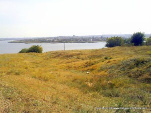 Этот пустырь находится за микрорайоном Северный в Николаеве. Название этого пустыря - Порожнеча.