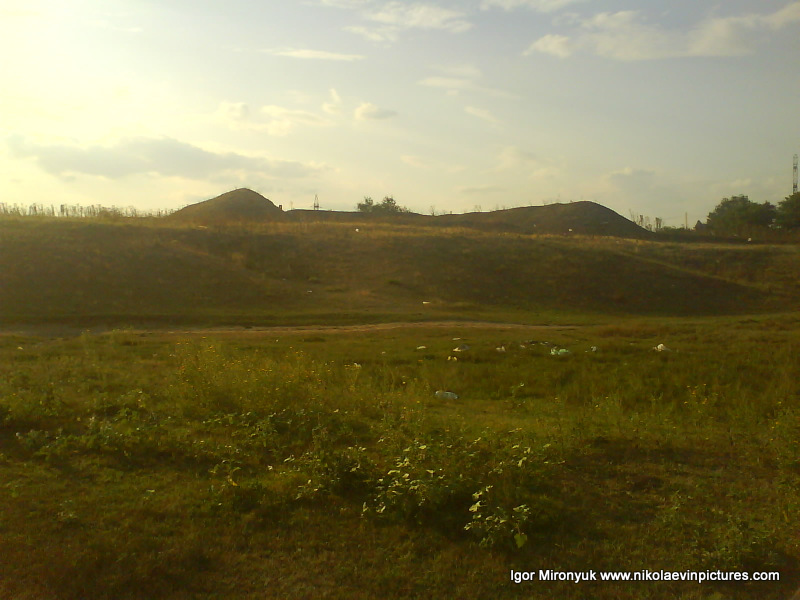 Холмы Порожнечи - пустыря за Северным в Николаеве, на закате.