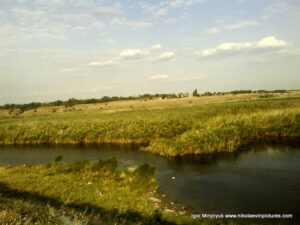 От реки Ингул в сторону Терновки протекает канал, заросший камышами, но его можно увидеть со стороны Порожнечи.