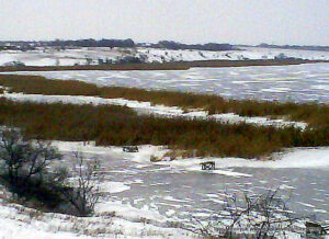 Водные акватории в камышах Порожнечи зимой, а также замёрзшая речка Ингул в Николаеве.