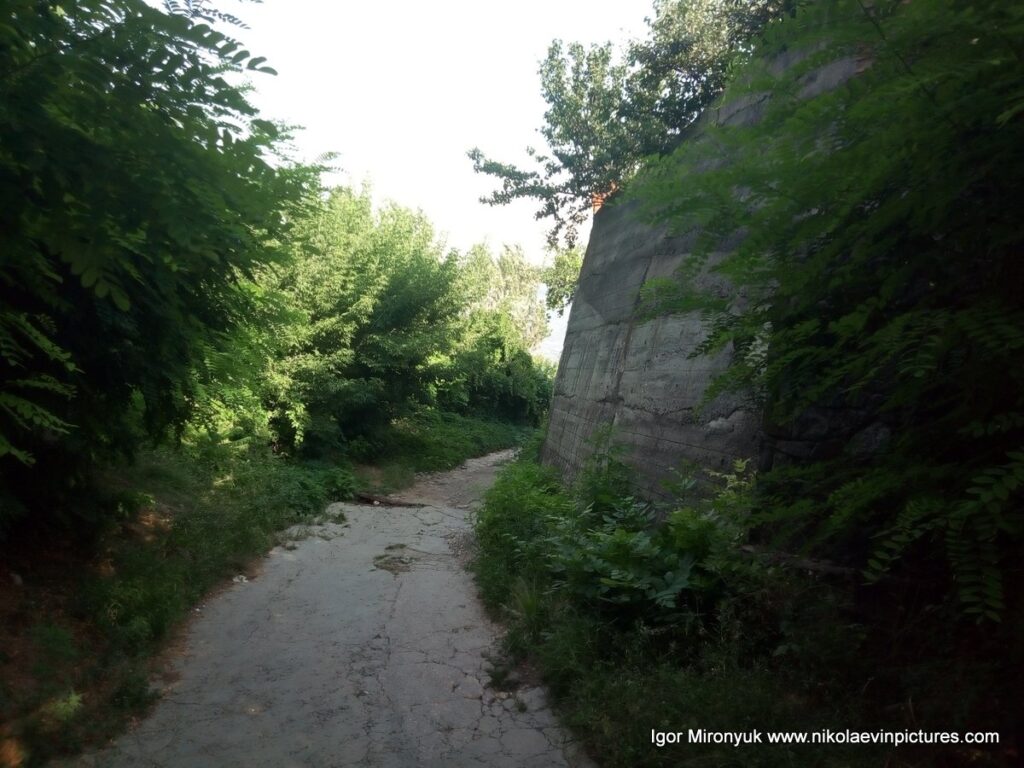 Эта дорога, этот спуск - это граница Порожнечи с Улицей Скалистой в Николаеве.