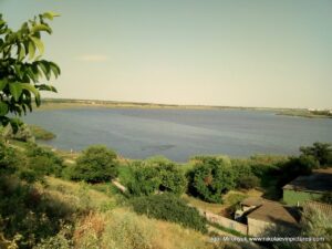 Берег Порожнечи и лодочная станция "Локомотив" в Николаеве.