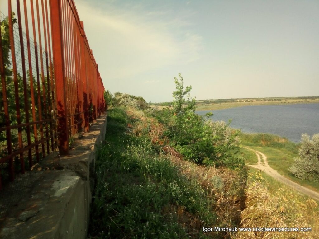 Забор на скале