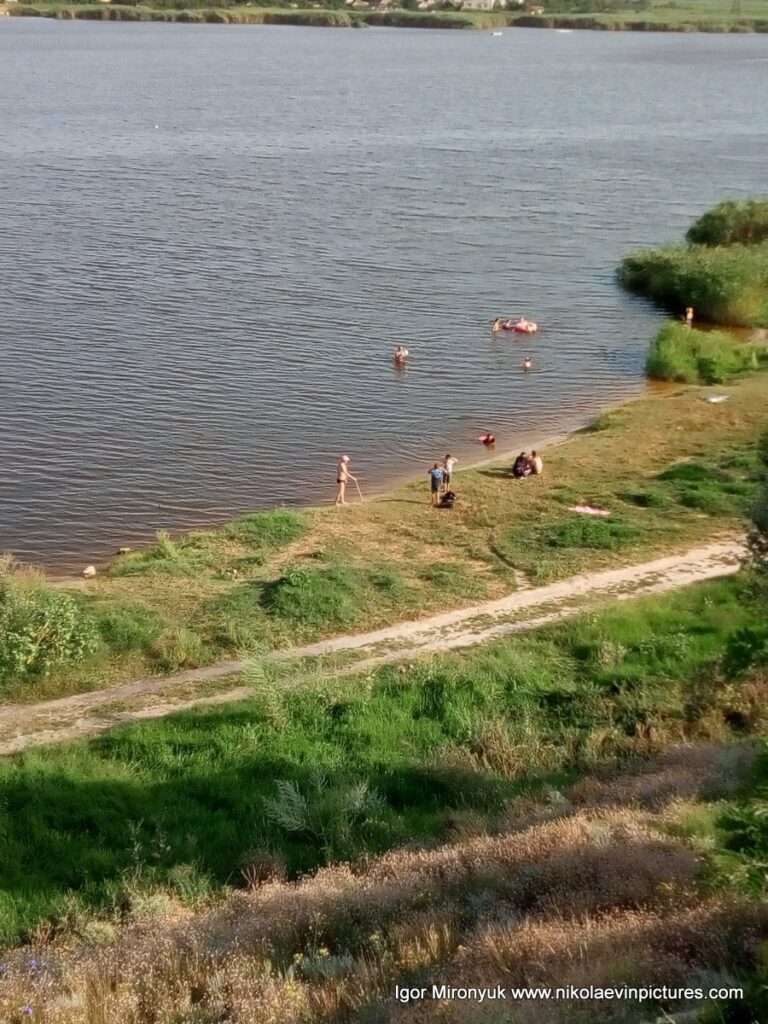 "Зелёный пляж" Порожнечи (Porozhnecha Beach) в Николаеве.