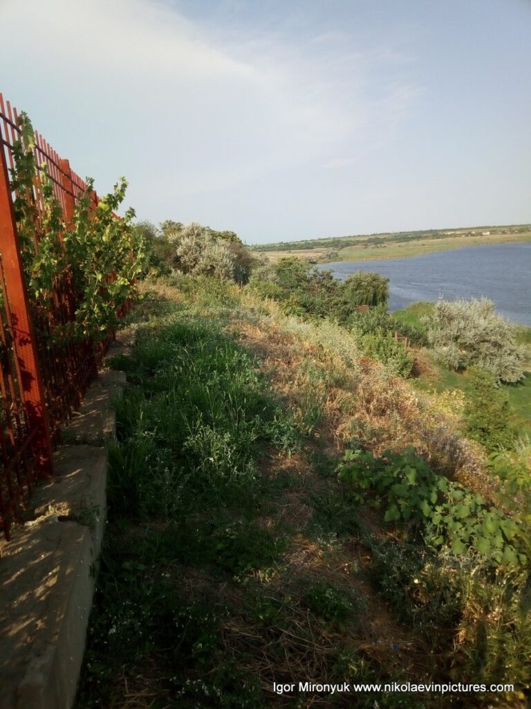 Забор на скале