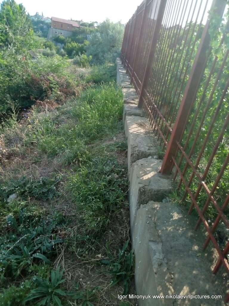 Забор на скале