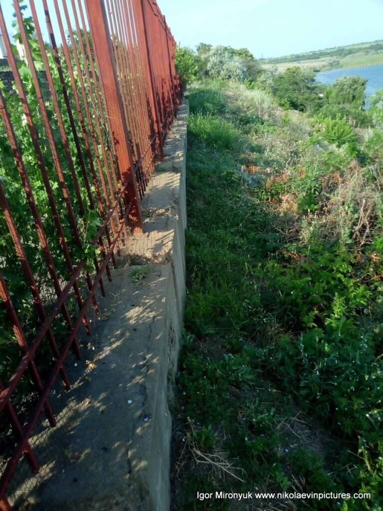 Забор на скале