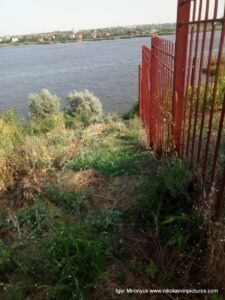 На фото видно Ингул и Ракетное Урочище справа от забора в Порожнече.