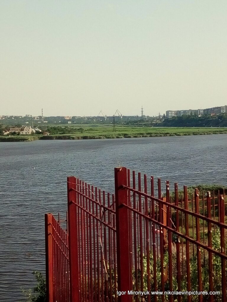 Пейзаж на реку и камыши Ракетного Урочища в Николаеве.
