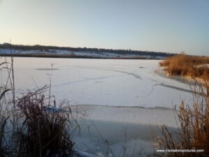 Замёрзла река, протекающая мимо Воскресенска, пригорода Николаева.