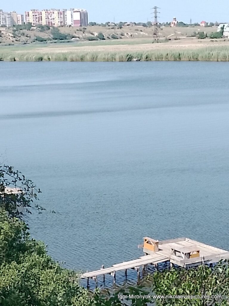 Это самый большой рыболовный пирс на Улице Скалистой в Соляных, в Николаеве.