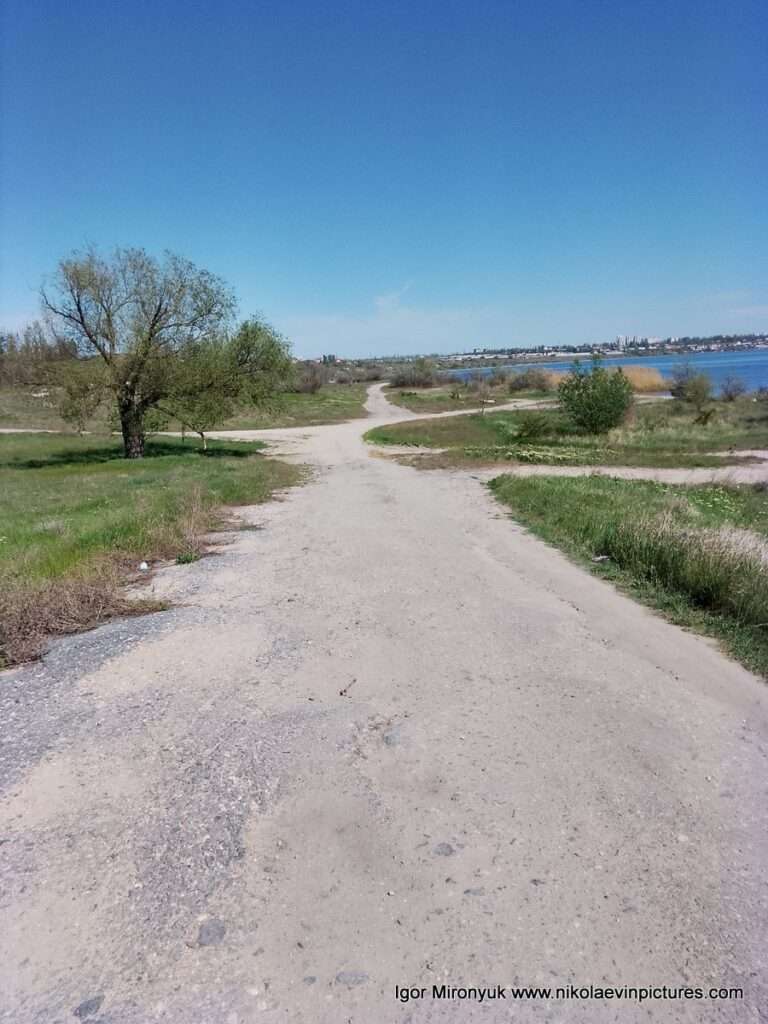 Возле района Николаева - Матвеевка, находится просторная долина недалеко от реки, со своей веткой дорог.
