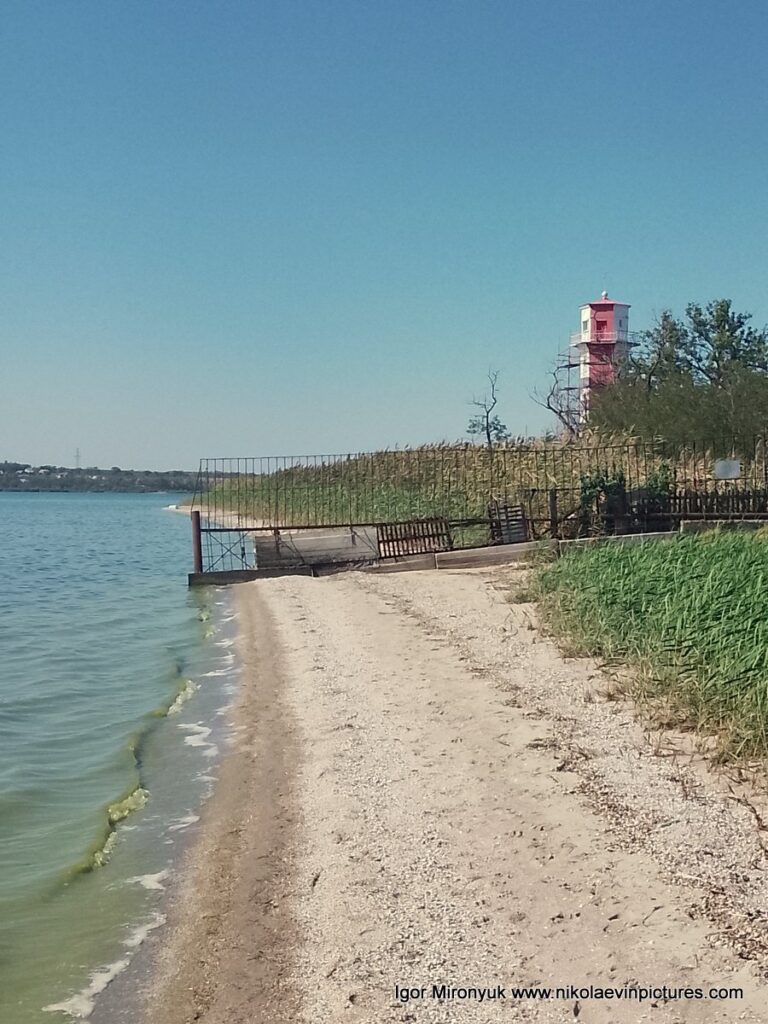 На фото видно Сиверсов маяк, передний, в Николаеве.