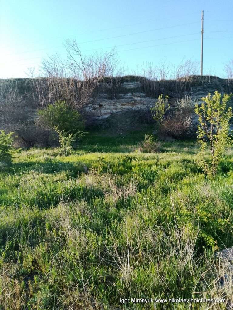 Отсюда видно скалы, но сверху проходит трасса на Матвеевку, в Николаеве.