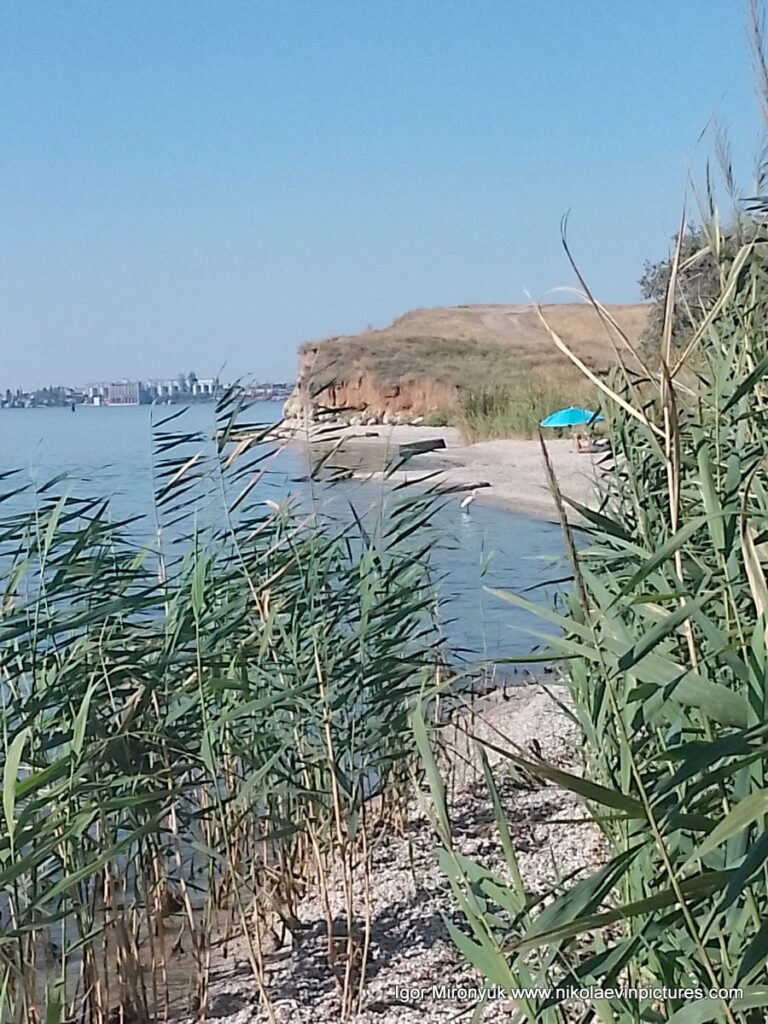 Дикий пляж возле маяка, Корабельный район Николаева.