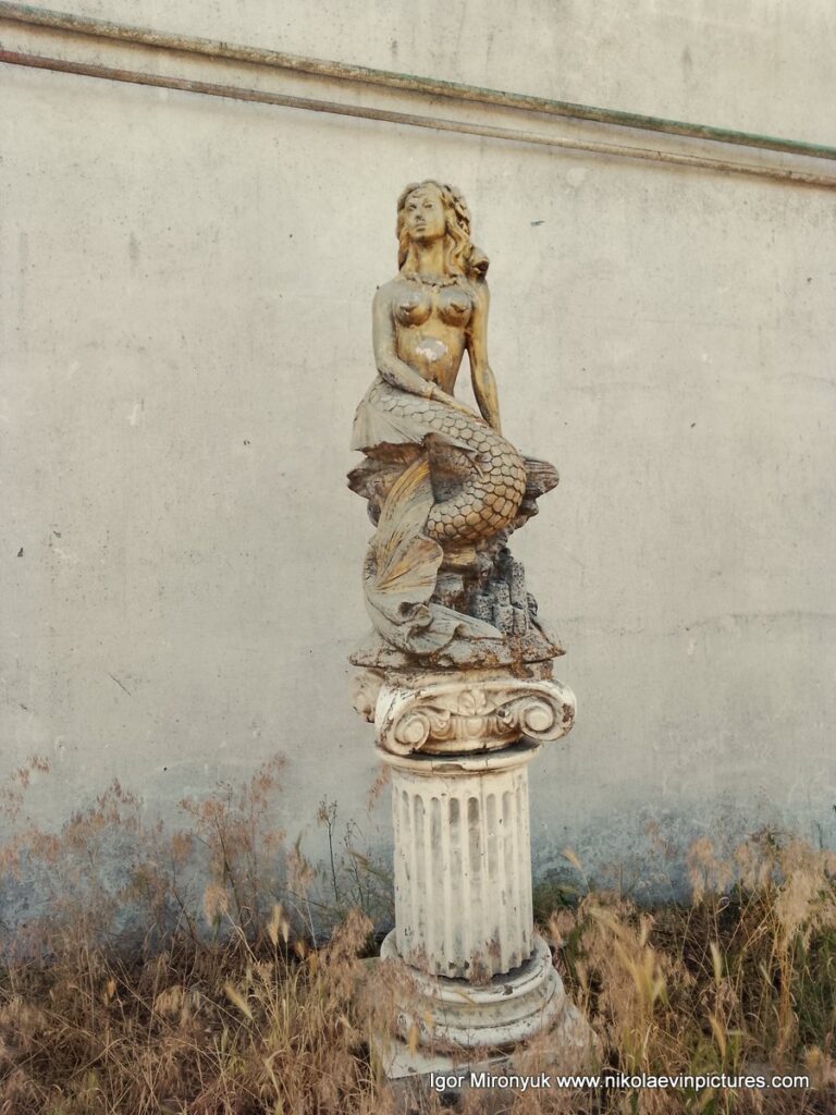 На улице Береговая, что проходит на Скале 6, стоит статуя русалки на Римской колонне.