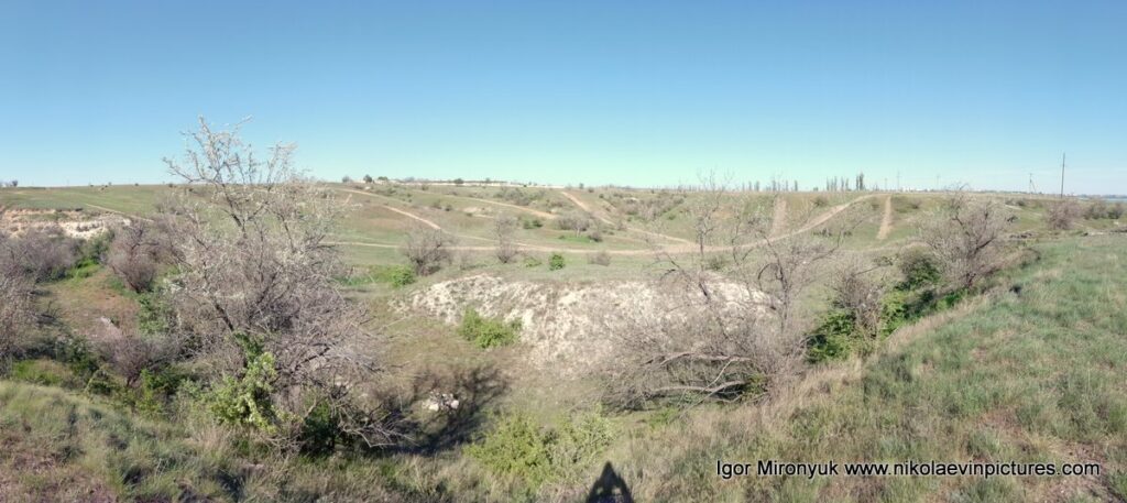 На фото вы видите трассу для внедорожных гонок Matviievka MX Track и овраг в Матвеевке, Николаев.
