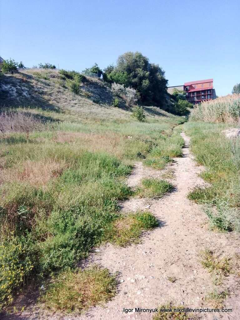 На фото показан красный замок - граница Порожнечи и Улицы Скалистой.