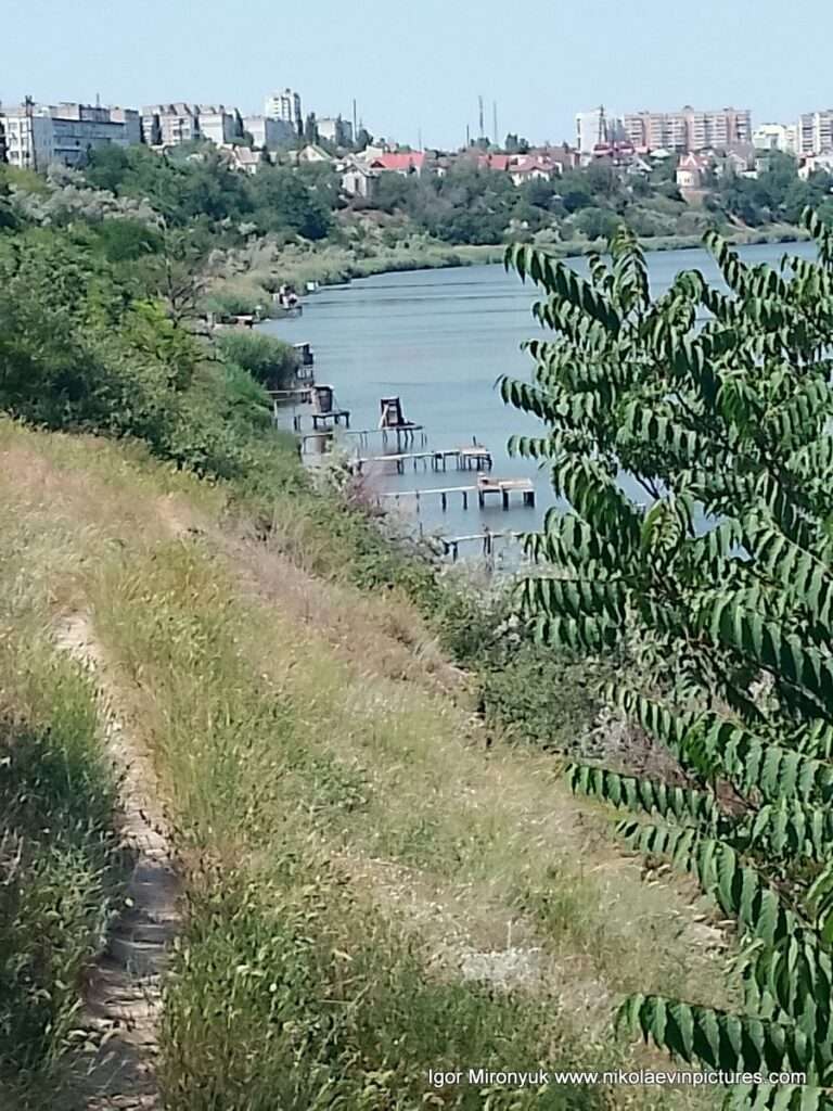Это обзорная фотография на Улицу Скалистую - берег Соляных, напротив Ракетного Урочища, в Ни колаеве.