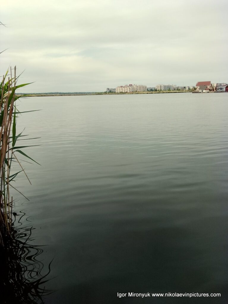 С рыбацкого мостика на Лесковской косе в Николаеве видно шикарный пейзаж на залив между двумя косами и "Ривьеру" - жилой комплекс на Намыве.