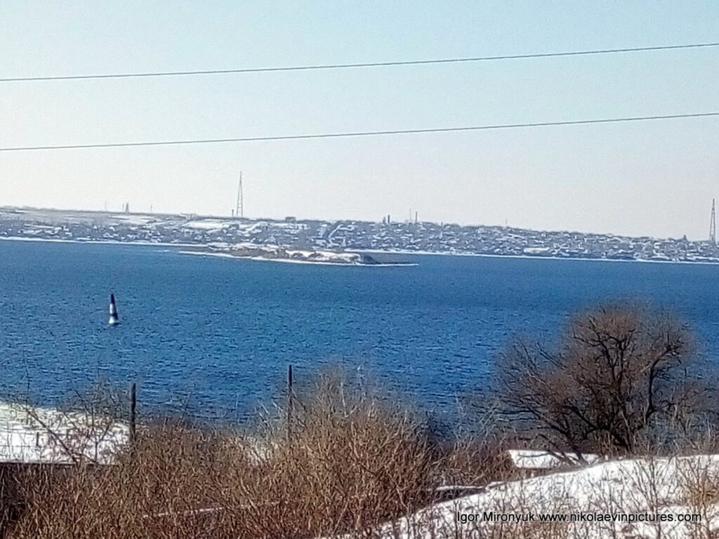 Вид на остров Константиновская батарея в Бугском лимане, в Николаеве зимой.