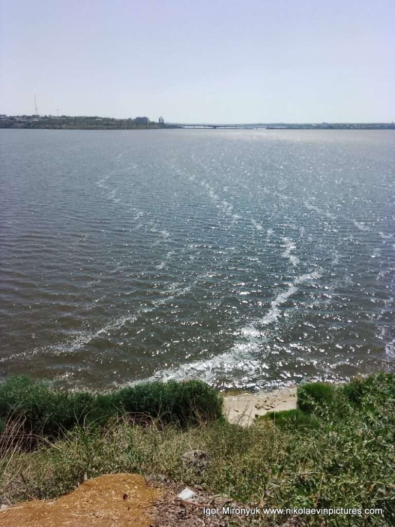 Со Скалы 6 открывается потрясающий вид на Бугский лиман и Варваровский мост.