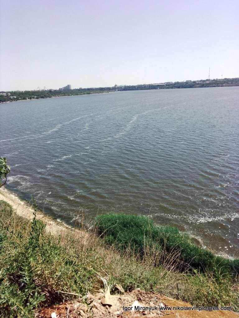 Со Скалы 6 открывается потрясающий вид на Бугский лиман и Варваровский мост.