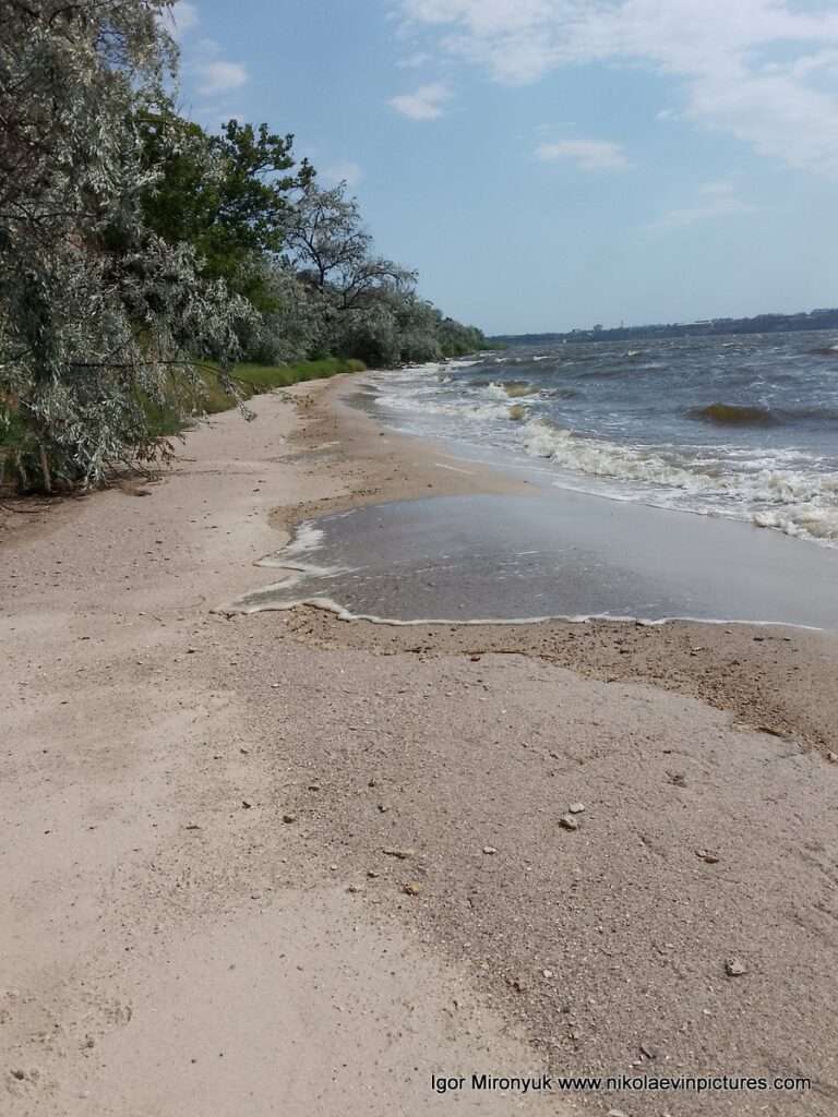 Крученский пляж Скала 6 уже подмывают волны.