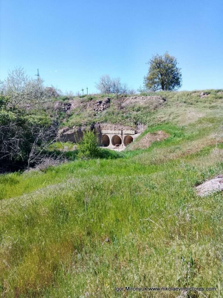Подземный переход в Матвеевке видно издалека.