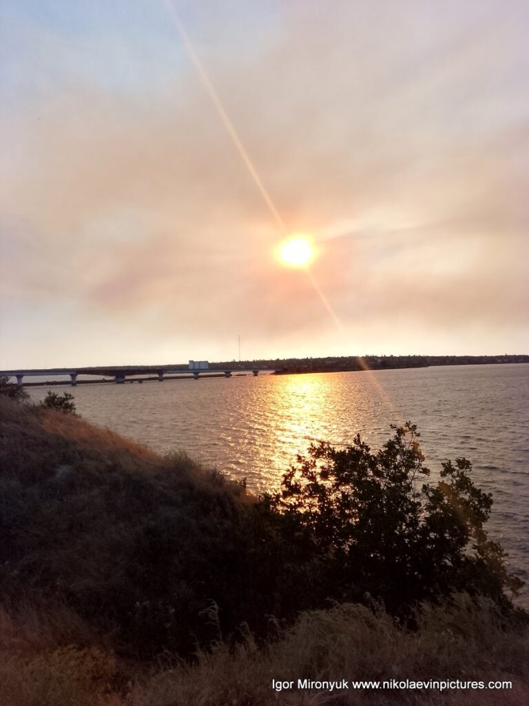 На фото видно закат в Николаеве. Я сфотографировал с Лагерного поля.