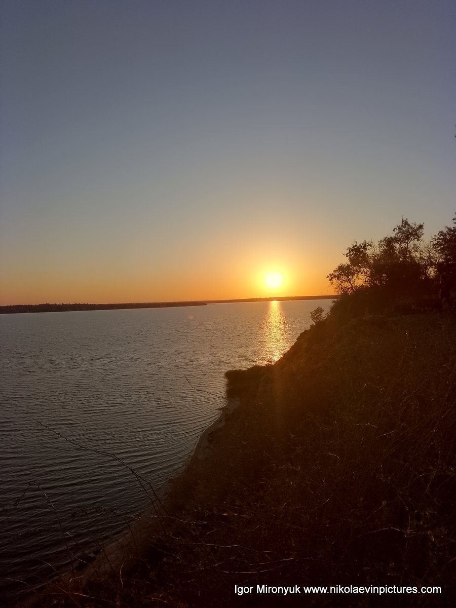 Солнце на горизонте, как яичный желток, насыщенно жёлтое. Сфотографировал со Скалы 6.