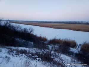 Замёрзла река, протекающая мимо Воскресенска, пригорода Николаева. Также на фото видно камыши.