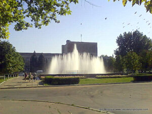 Фонтан возле Дворца Судостроителей, вначале Советской, в Центре Николаева.