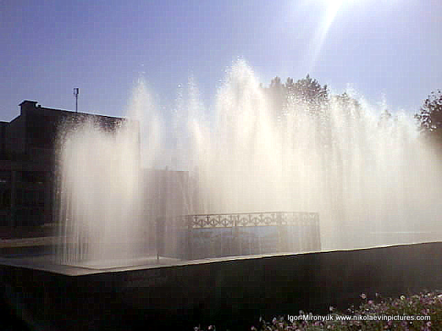 Фонтан возле Дворца Судостроителей, вначале Советской, в Центре Николаева.