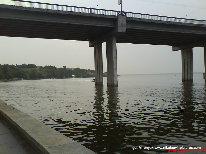 Ингульский мост в Николаеве. С одной стороны от него Набережная, с другой - Лагерное поле.