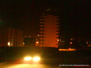 Машина ночью едит по району в Николаеве.