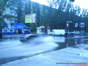 Машина едет по лужам.