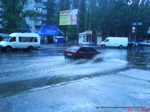 Машина едет по лужам.