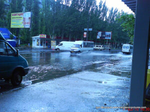 Машина едет по лужам.