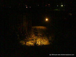 Маленький комок света ночью зимой.