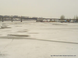 Река замёрзла