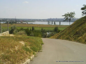 2-я Набережная в Николаеве. Спуск мимо самого высокого холма.