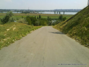 2-я Набережная в Николаеве. Спуск мимо самого высокого холма.