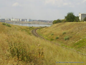 Полуостров Аляуды в Николаеве. Аляуды закагчиваются. Железная дорога поворачивает направо, а вдали видно Северный и Порожнечу.