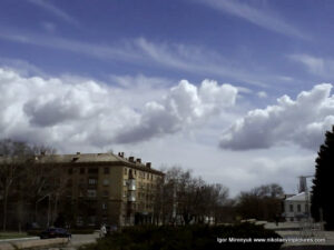 Белые облака и коричневые здания